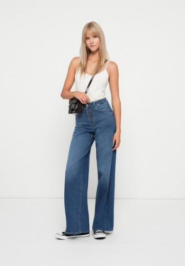 Прямые джинсы