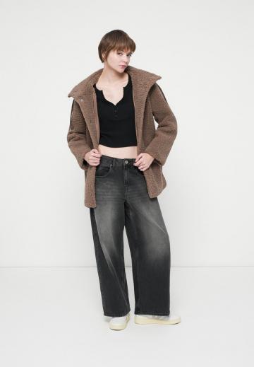 Короткое пальто