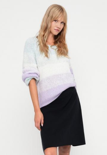 Пуловер в полоску