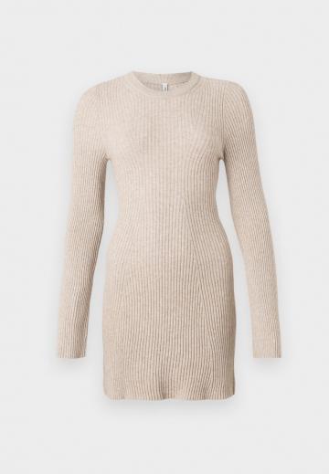Вязаное платье