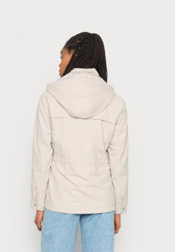 Куртка с накладнымит карманами