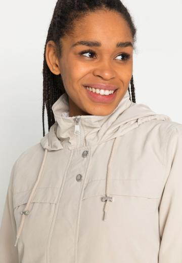 Куртка с накладнымит карманами