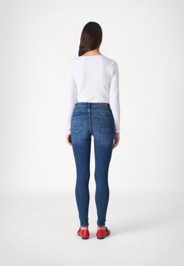 Узкие джинсы