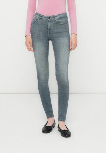 Узкие джинсы