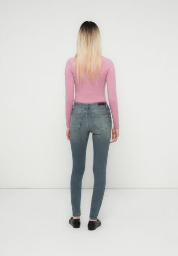 Узкие джинсы