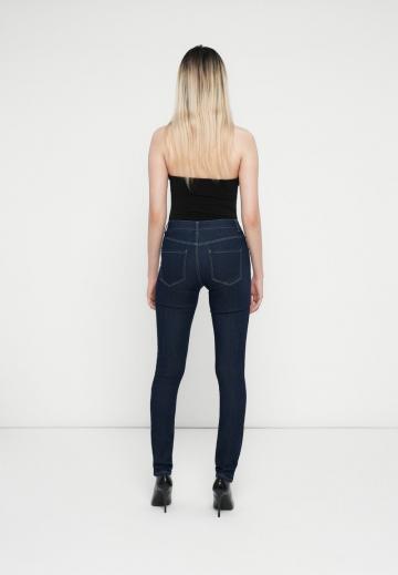 Узкие джинсы