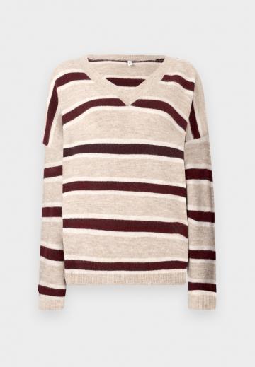 Пуловер в полоску