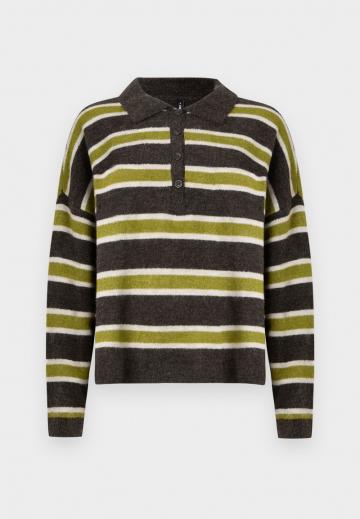 Пуловер с воротником поло