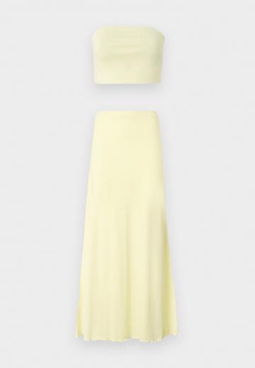 Платье без бретелек