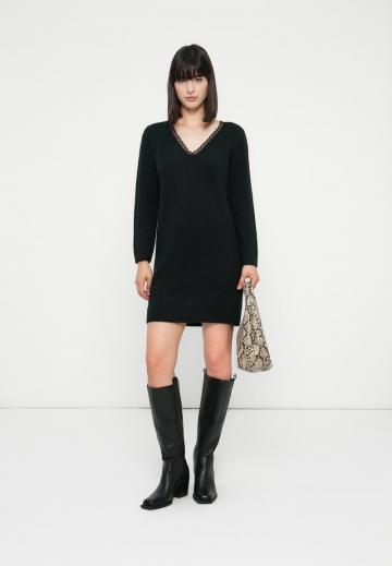 Вязаное платье