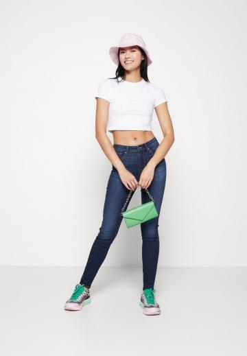 Узкие джинсы