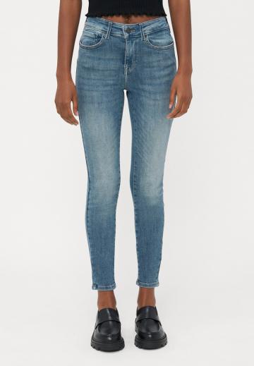 Узкие джинсы