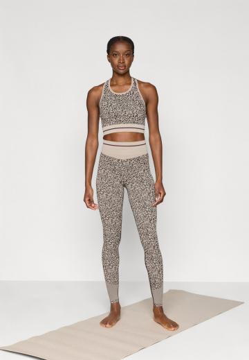 Спортивный топ