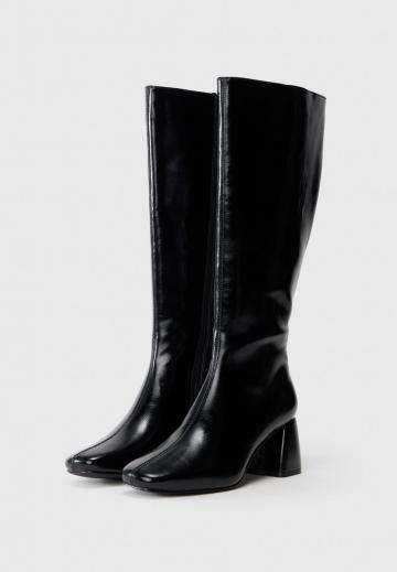 Высокие сапоги