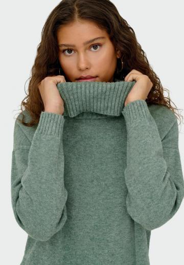 Пуловер с вырезом V