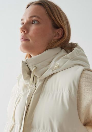 Длинный жилет