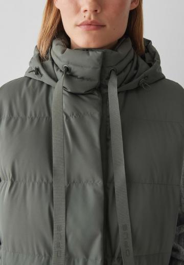 Длинный жилет