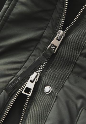 Длинный жилет