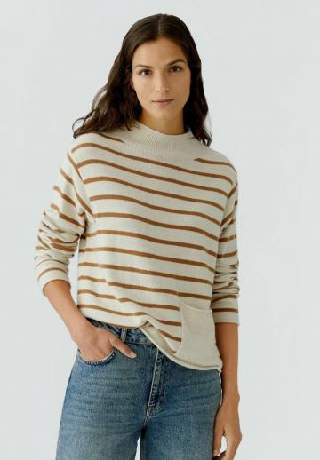Пуловер в полоску