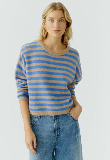 Пуловер в полоску