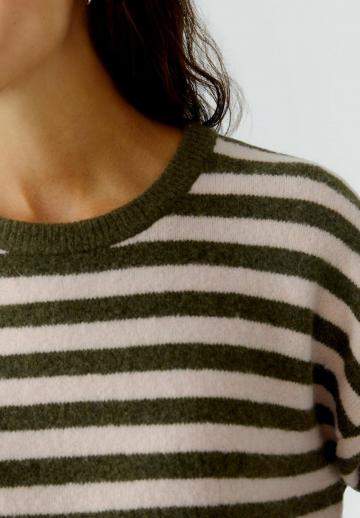 Пуловер в полоску