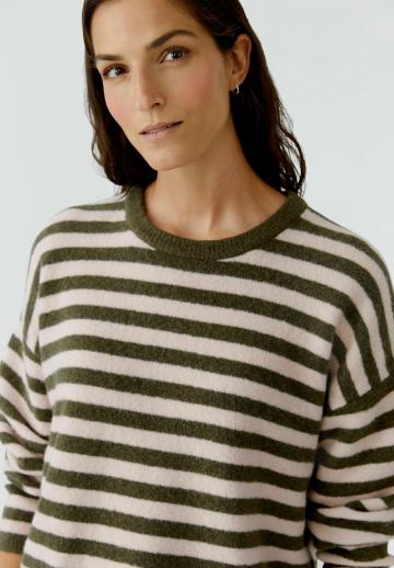 Пуловер в полоску