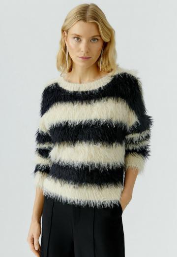 Пуловер в полоску