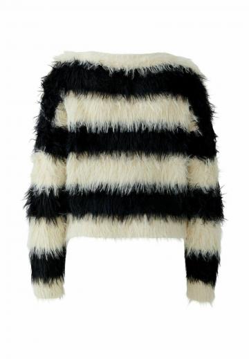 Пуловер в полоску