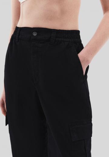 Брюки с накладными карманами