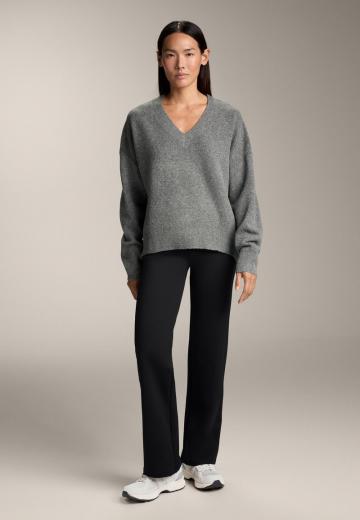 Пуловер с вырезом V