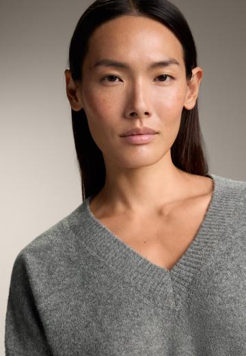 Пуловер с вырезом V