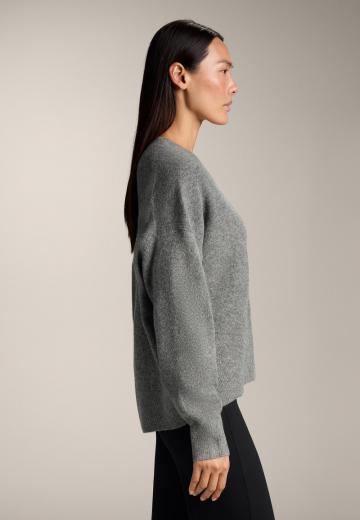 Пуловер с вырезом V