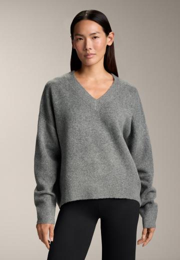 Пуловер с вырезом V