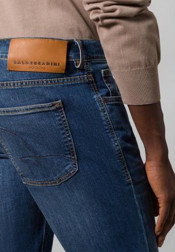 Узкие джинсы