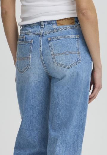 Прямые джинсы