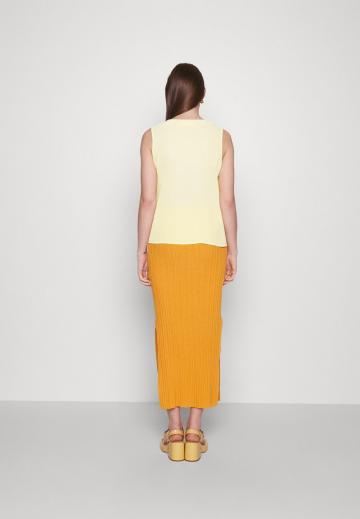 Блузка без рукавов