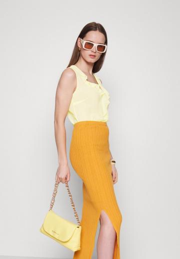 Блузка без рукавов