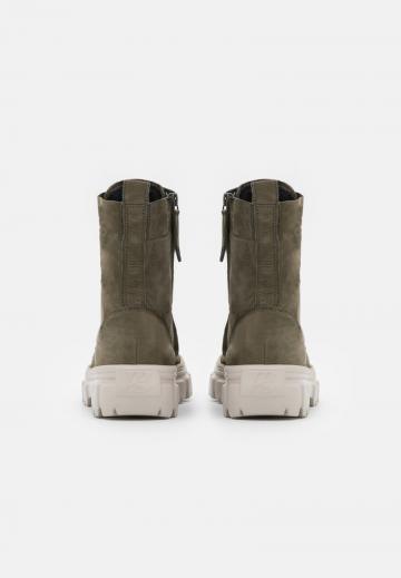 Ботинки на шнуровке