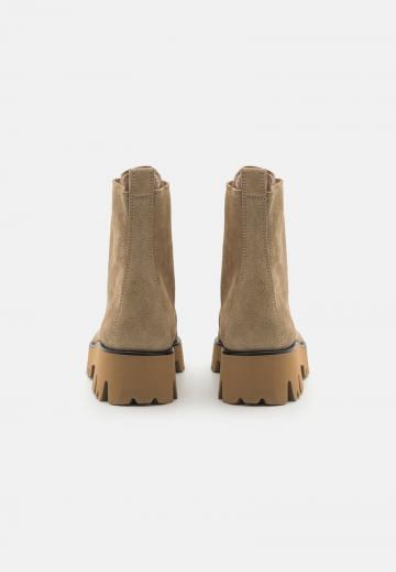 Ботинки на шнуровке