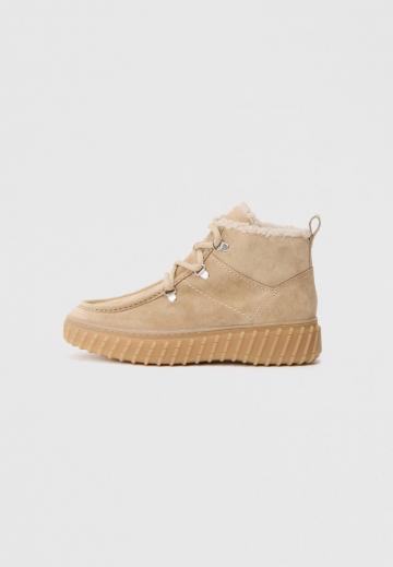 Сапожки на танкетке