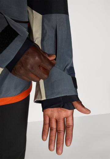 Сноубордическая куртка