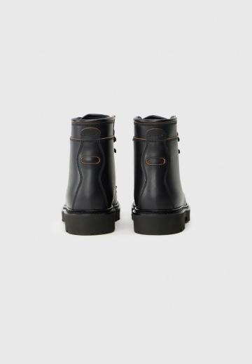 Ботинки на шнуровке