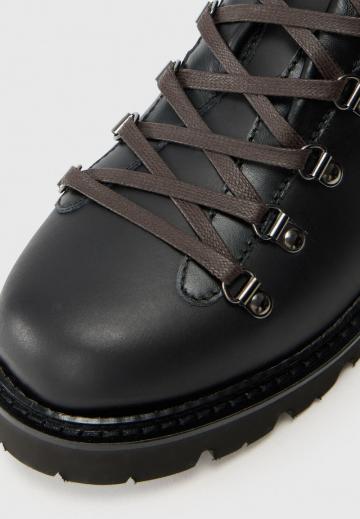 Ботинки на шнуровке