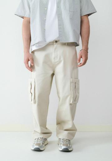 Брюки с накладными карманами