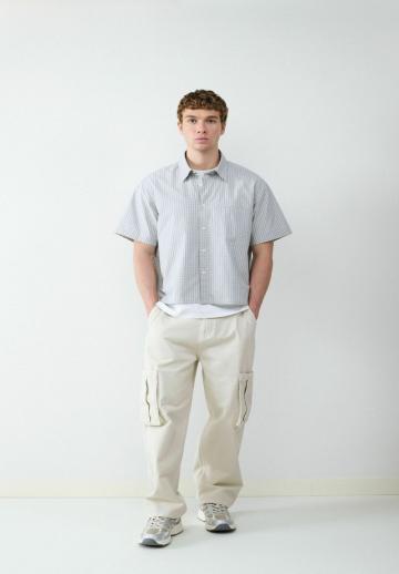 Брюки с накладными карманами