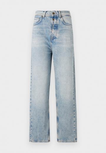 Короткие джинсы