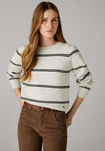 Пуловер в полоску