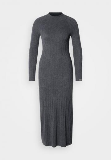 Вязаное платье