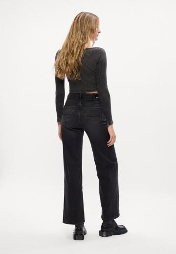 Прямые джинсы