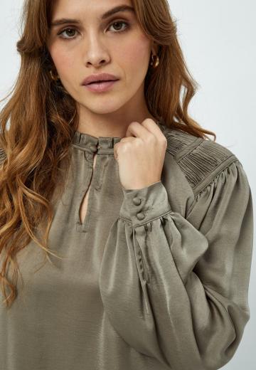 Атласная блузка